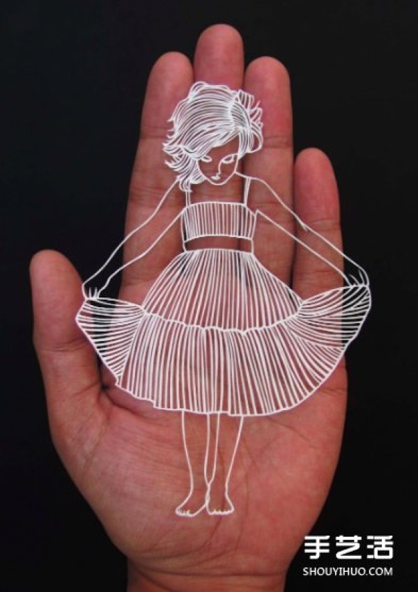 The art of paper-cutting is so exquisite that even feathers can appear on the paper