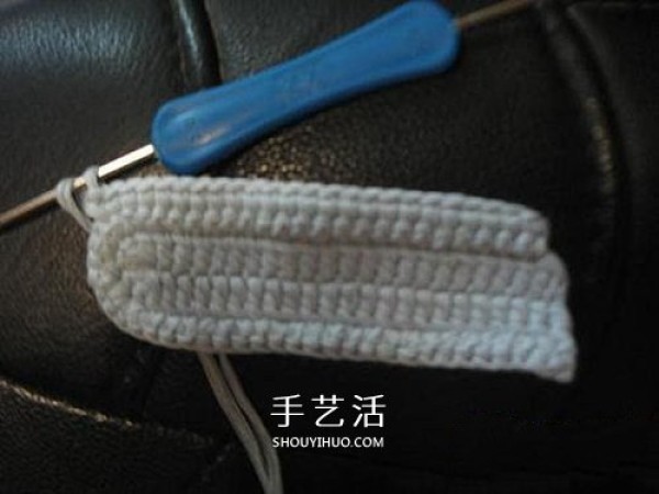 Illustration of how to knit baby warm woolen shoes by hand-knitting baby shoes