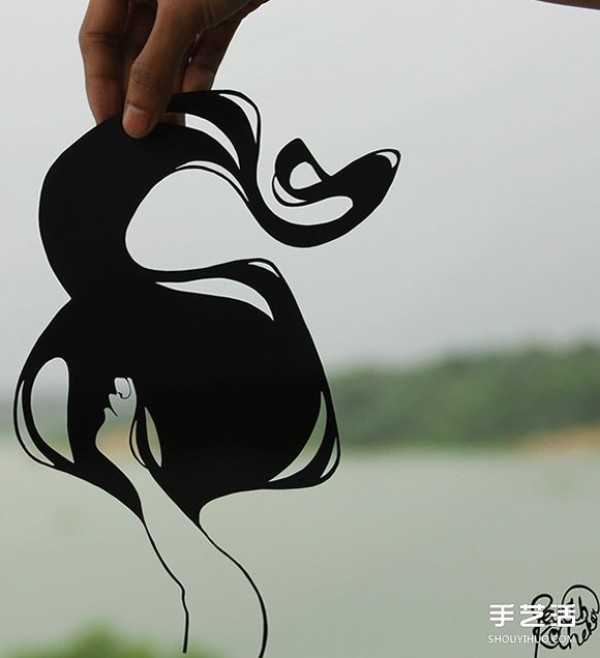 The art of paper-cutting is so exquisite that even feathers can appear on the paper