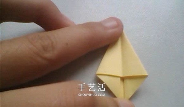 Illustrated process of origami using three-dimensional lilies for weddings