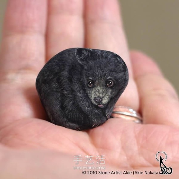 Japanese artist transforms ordinary rocks into highly realistic animals