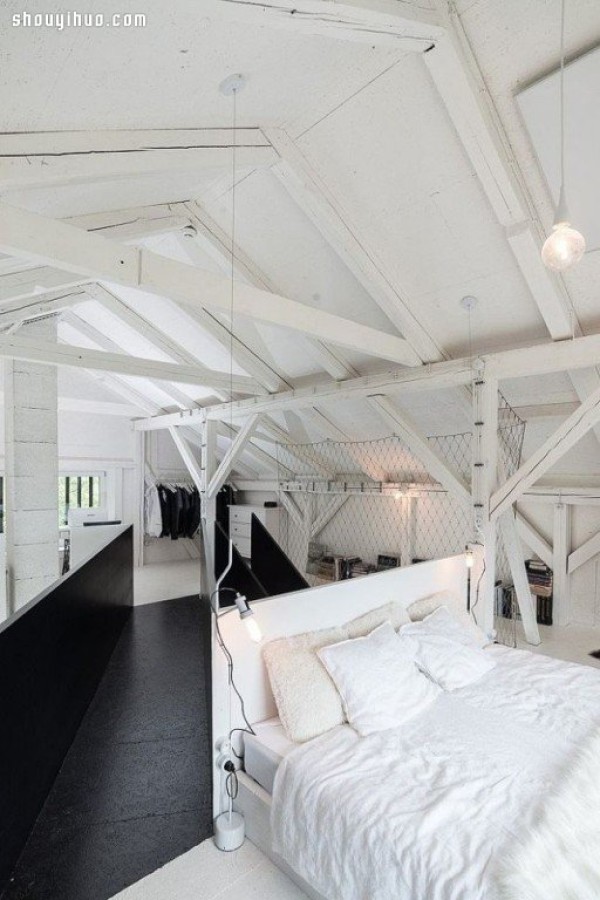 The barn renovation is also beautiful, a low-key fashionable villa design in black and white