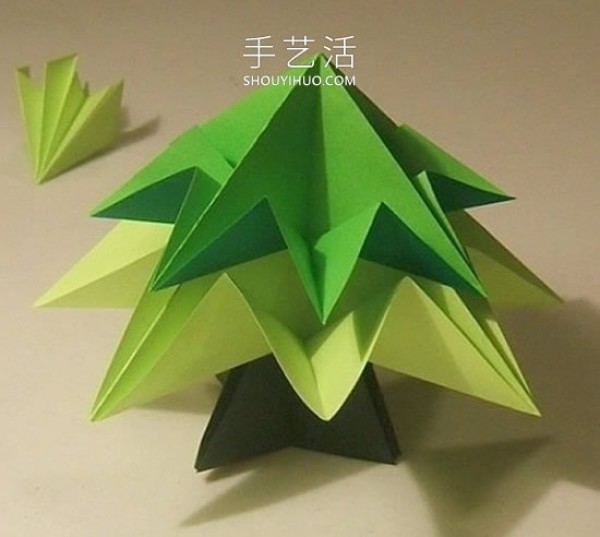 Detailed step-by-step diagram of how to fold a simple origami three-dimensional Christmas tree