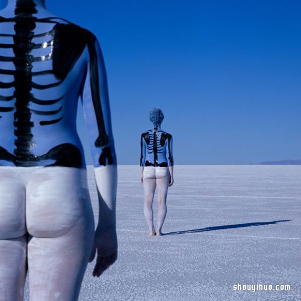 Surreal body painting photography seems to be integrated with heaven and earth