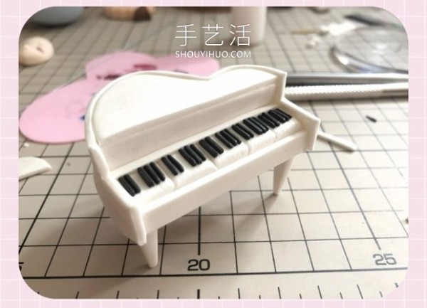 Tutorial on how to make a piano by hand using ultra-light clay