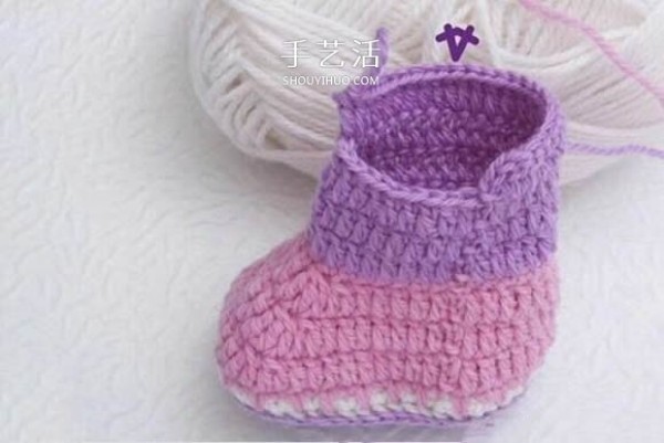 The crochet method of cute baby shoes and the tutorial of crocheting baby shoes