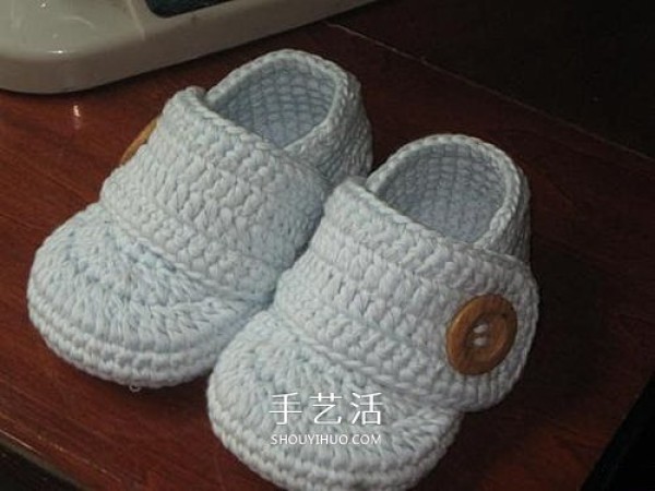 Illustration of how to knit baby warm woolen shoes by hand-knitting baby shoes