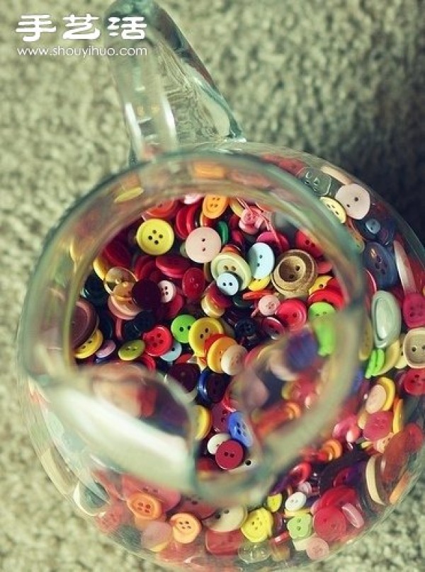 The buttons on a glass bottle are also so artistic! 