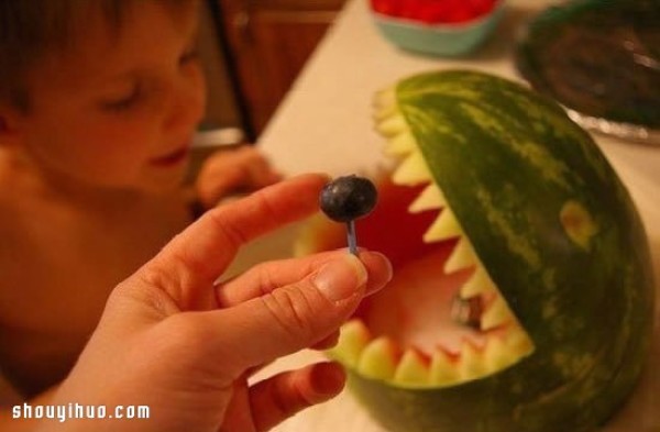 Fruit carving: Use watermelon to carve a shark with a big mouth.