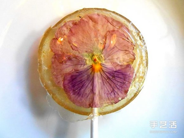 Hide petals into lollipops to create a delightful flower dessert DIY