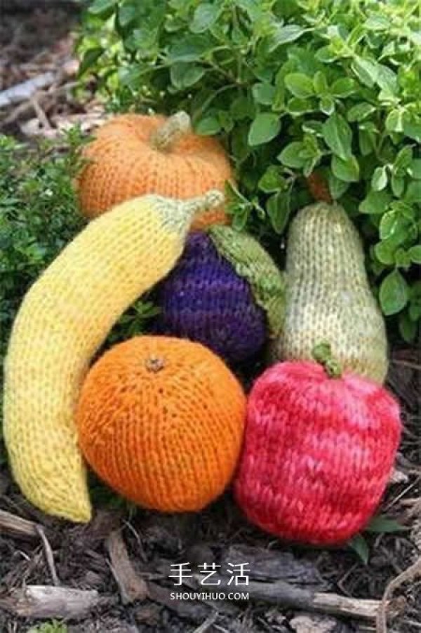 Pictures of fruit made from wool can also be used as interesting pillows