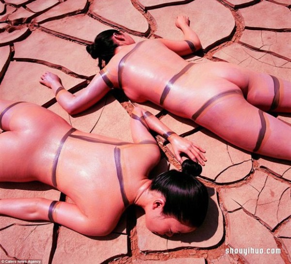 Surreal body painting photography seems to be integrated with heaven and earth