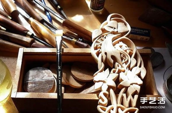 The carving works of "Love" spoon wood carving artist Adam King