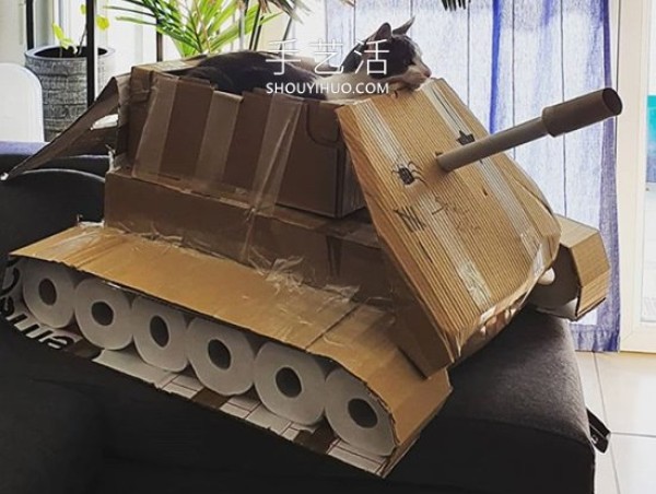 People in quarantine make cardboard tanks for cats