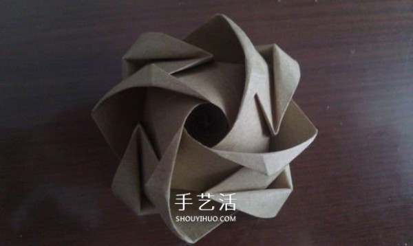 The folding method of the rolled-up rosette includes the experience of plastic surgery