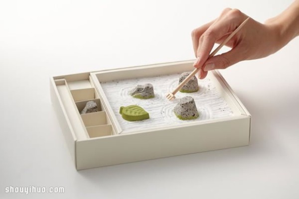 Japanese Zen garden wagashi, please play with it before eating! 