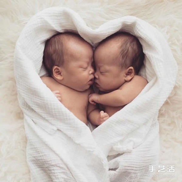 Photography of 8-month-old twin sisters of a popular star who was born prematurely