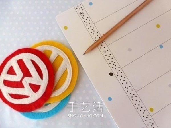 Tutorial on how to make a Volkswagen car logo coaster with thick felt cloth