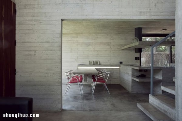 Forest villa design created by combining concrete and glass materials