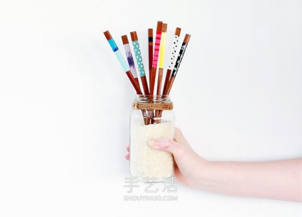 Illustrated tutorial on the DIY method of using nail polish to transform chopsticks