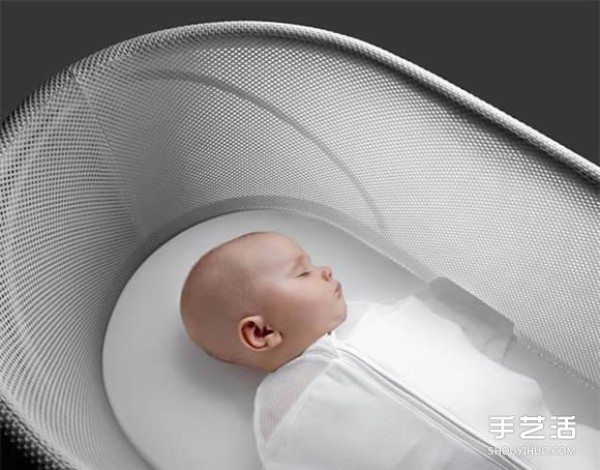 Snoo smart crib design, parents can finally have a good nights sleep" border="0" width="580" height="321" src="https://img.zhizuoxi. com/d/file/20220110/tq0bme0vwem.jpg" /></p>
<p>Not only that, parents can also obtain their babys sleep information through the app, and use their mobile phones to operate Snoo for mode selection control. </p>
<p align="center"><img alt="Snoo smart crib design allows parents to finally have a good nights sleep"  alt=