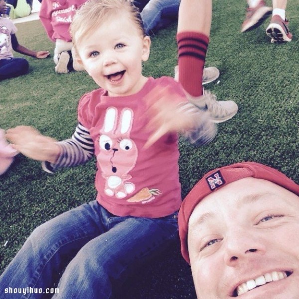 The super loving dad helped his daughter to tie into various braided hairstyles after training