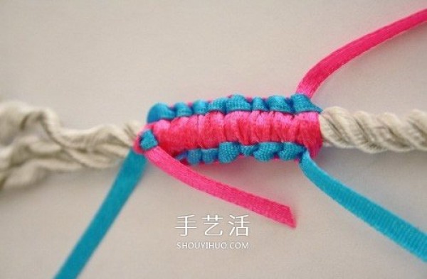 The weaving diagram of childrens candy-colored bracelets is simple but cute