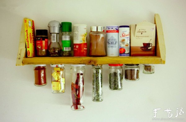 Super practical home crafts: DIY storage racks for glass bottles and jars