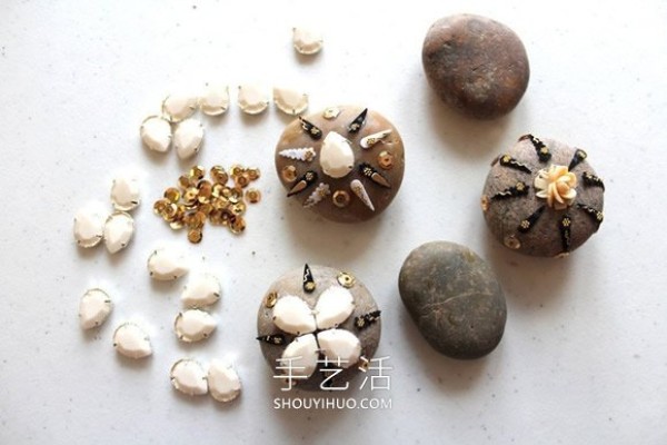 Tutorial on how to make hand-made paperweights with pebbles