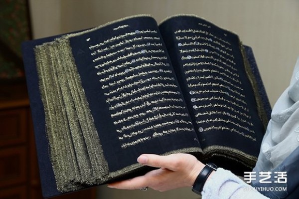 Dazzling piety! The artist took three years to copy the Quran by hand