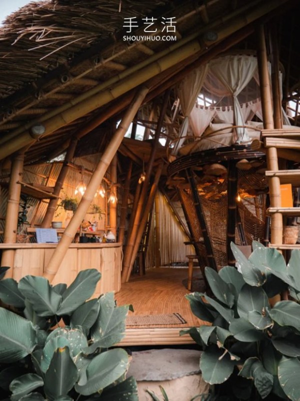 Bamboo builds a 3-story holiday hut, creating a secluded summer resort