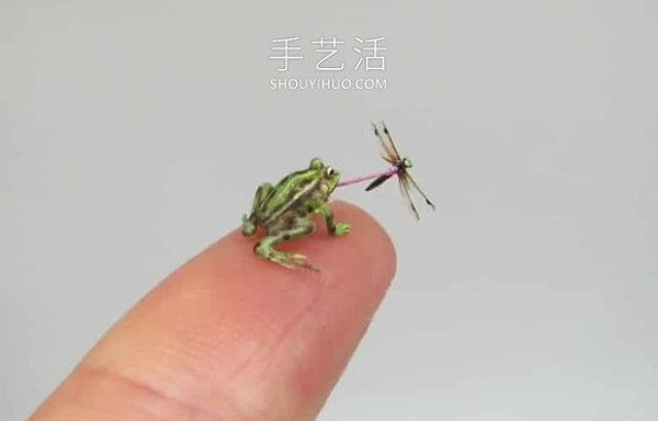 Super realistic miniature animal statues that fit on your fingertips! 