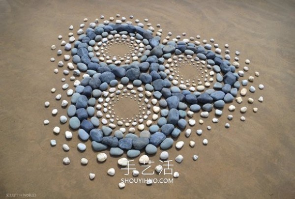 Building art on the beach! A pleasing stone collage