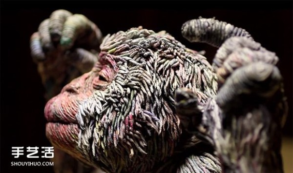 Animal sculptures whose hair tips are rubbed one by one with newspapers