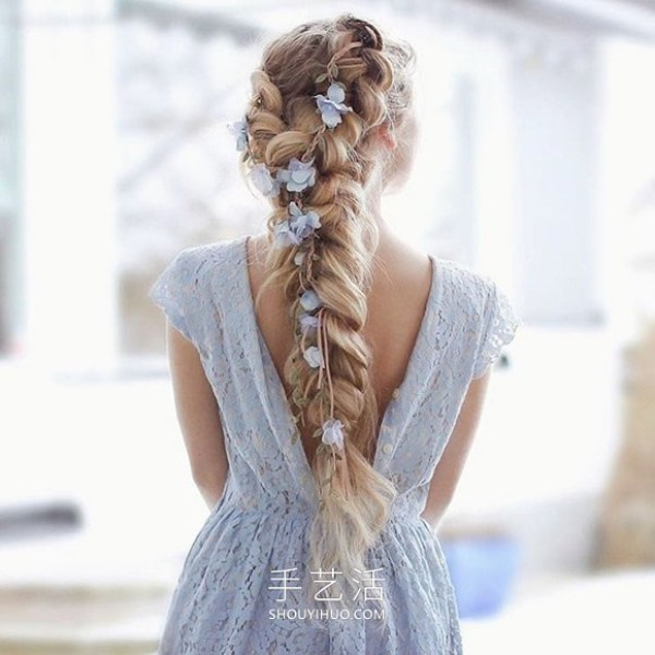 Swedish hairstylist DIYs beautiful braided hairstyles suitable for summer