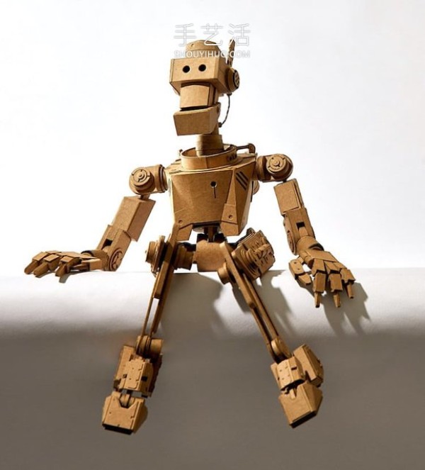 Incredible handmade cardboard robot, lifelike! 