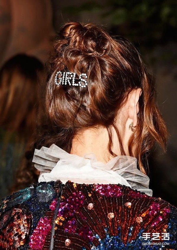 Three simple hair accessories to create a charming hairstyle for girls.