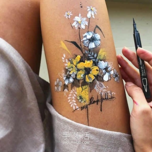 The artist uses his own thighs as a canvas to draw exquisite ink paintings! 