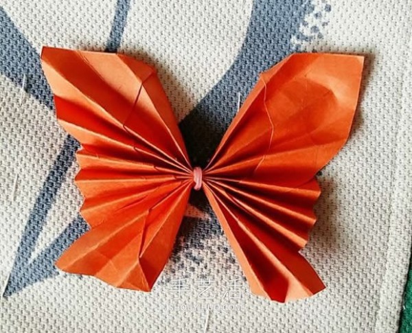 The folding method of butterfly is simple and beautiful by hand