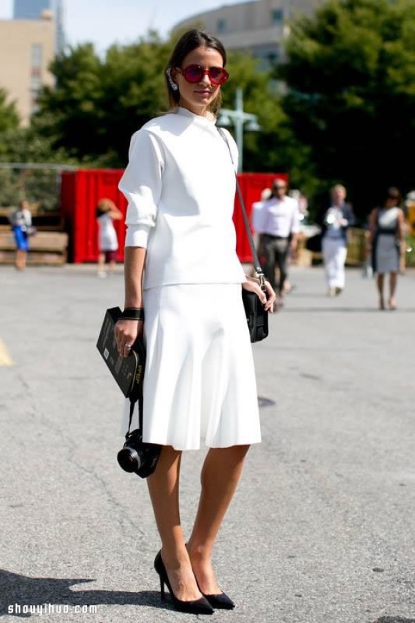 Breaking away the haze of winter: Girls wearing all white in autumn and winter