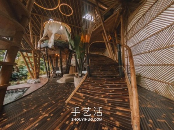 Bamboo builds a 3-story holiday hut, creating a secluded summer resort