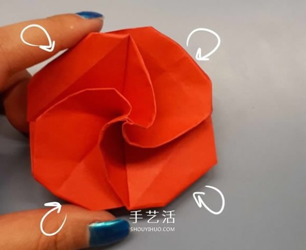 Illustrated tutorial on the origami method of a simple paper rose