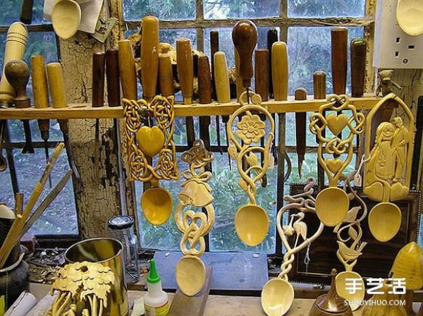 The carving works of "Love" spoon wood carving artist Adam King