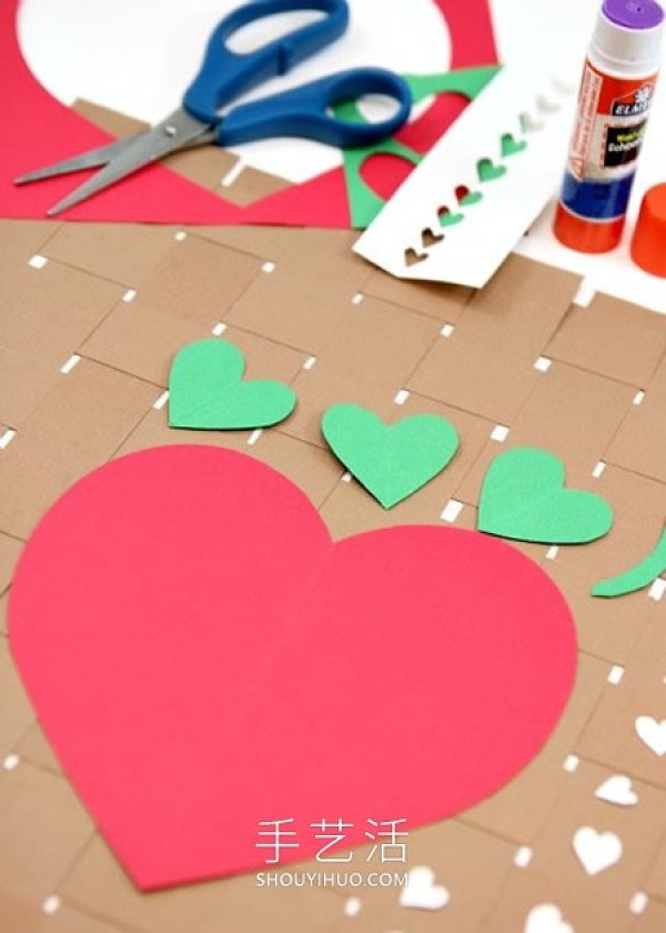 Tutorial on how to make hand-made strawberry sticker paintings in kindergarten