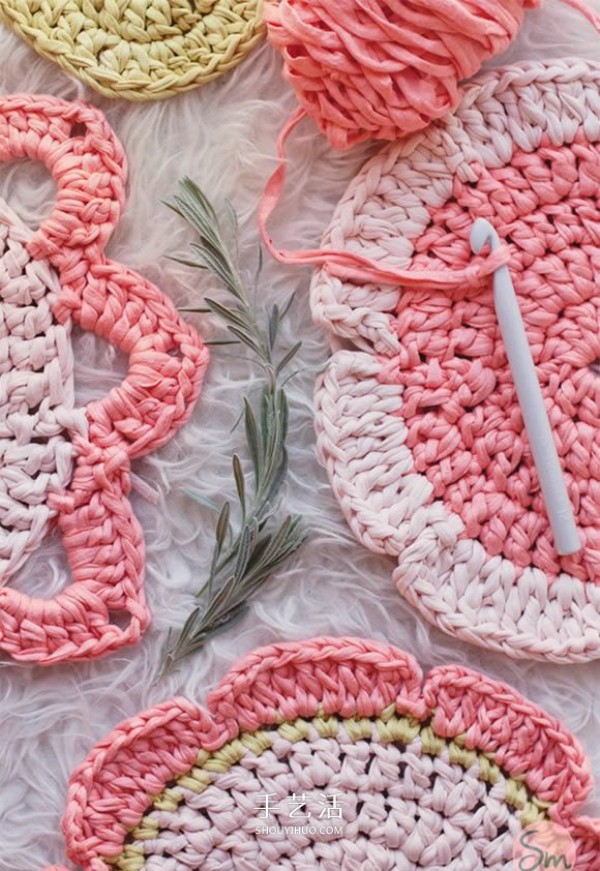 How to crochet a patterned rug to make your home brighter and warmer! 