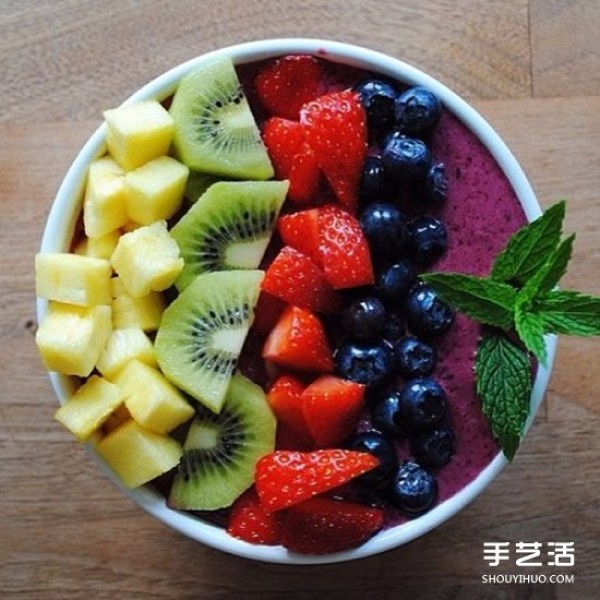 Simple and casual fruit platter pictures make your mouth water.