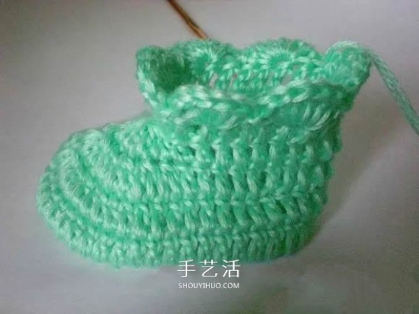 Step-by-step diagram of how to crochet simple and beautiful baby shoes