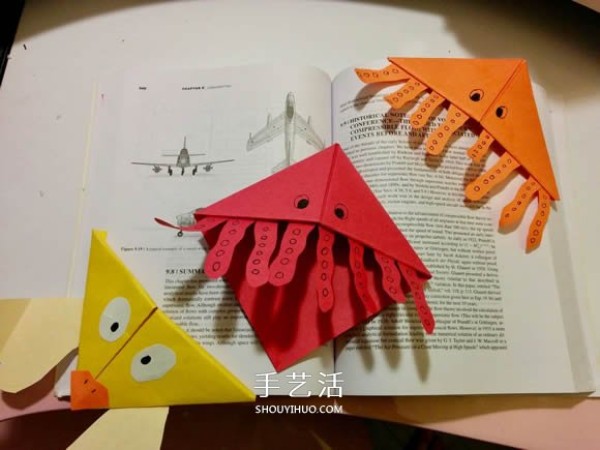 Illustration of how to fold a jellyfish bookmark that can be inserted into the corner