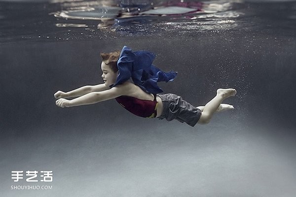 Fun underwater photography for children yields unexpected photographic effects