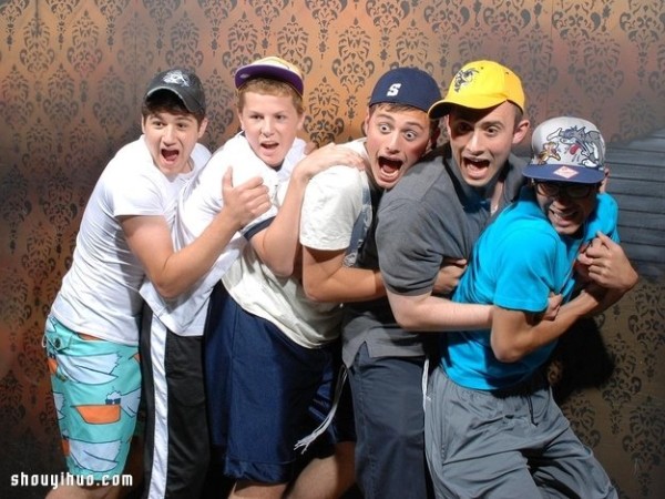 Super hilarious ~ 22 pictures of grown men being scared in a haunted house! 